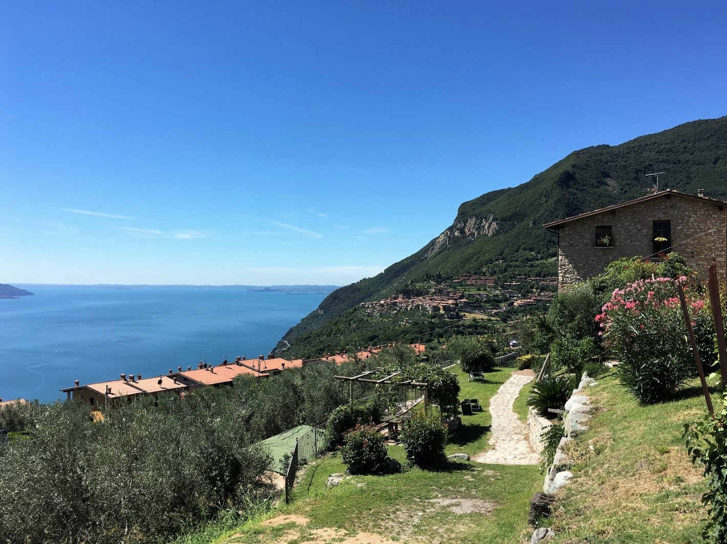 Top Hundeurlaub – Ferienwohnung Riel 2 mit Pool und Blick auf den Gardasee